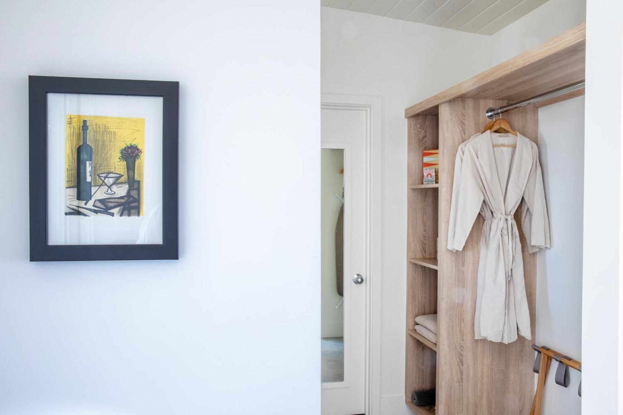 The Bungalows By Homestead Modern Joshua Tree Room photo