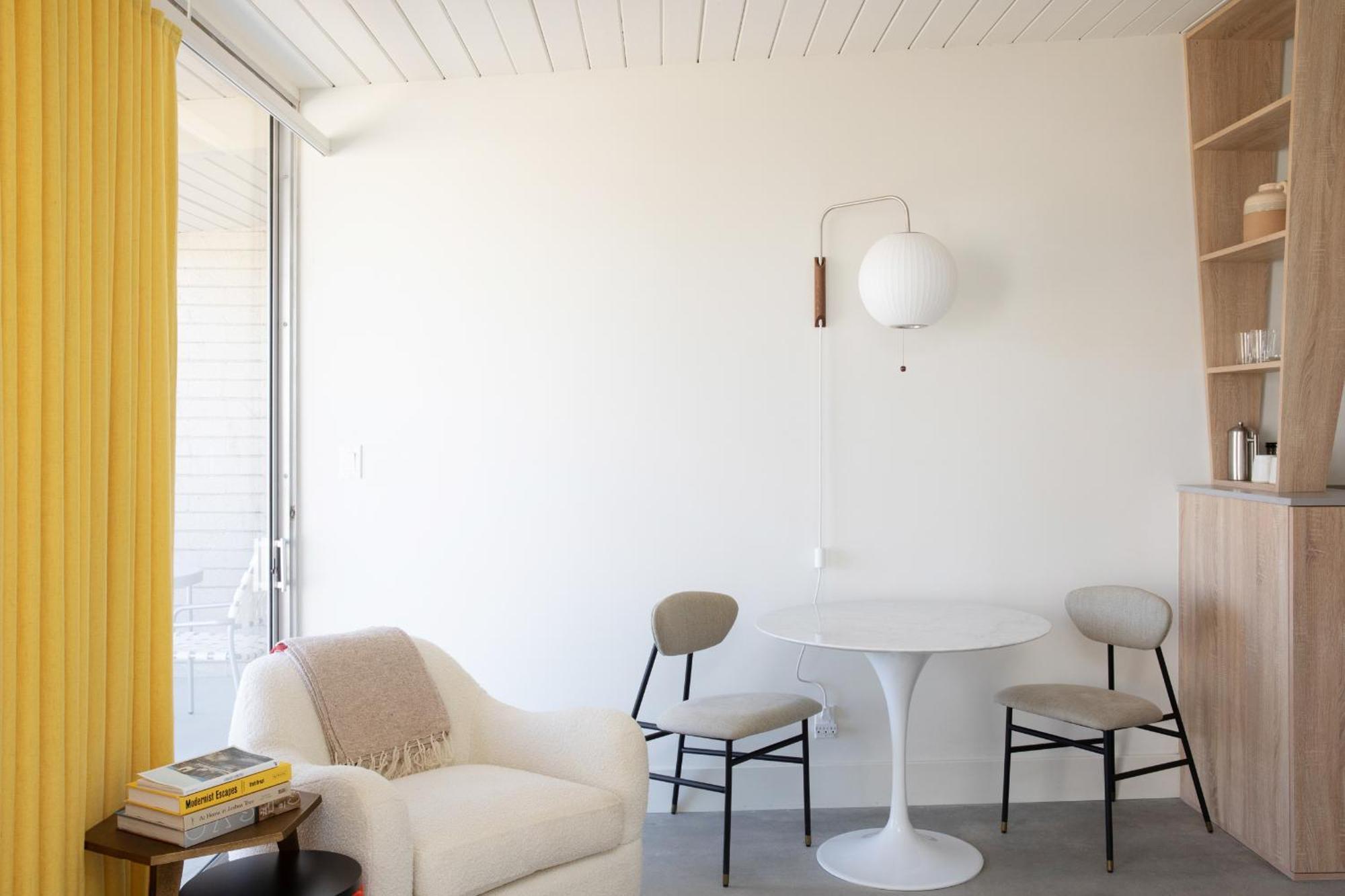 The Bungalows By Homestead Modern Joshua Tree Room photo