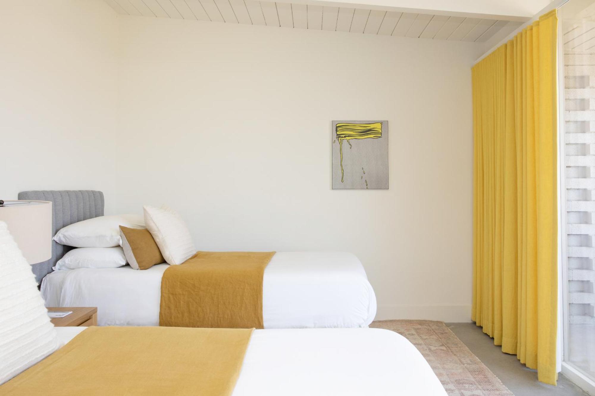 The Bungalows By Homestead Modern Joshua Tree Room photo