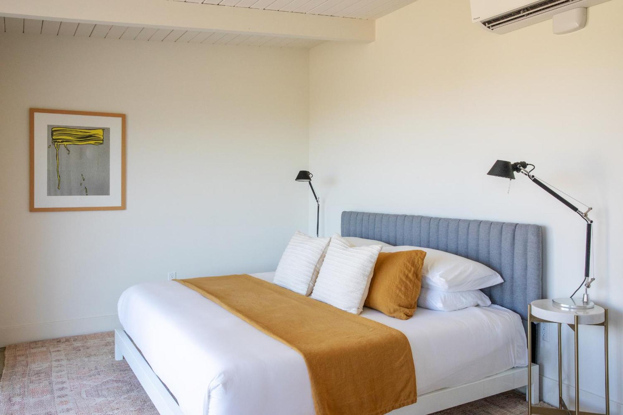 The Bungalows By Homestead Modern Joshua Tree Room photo