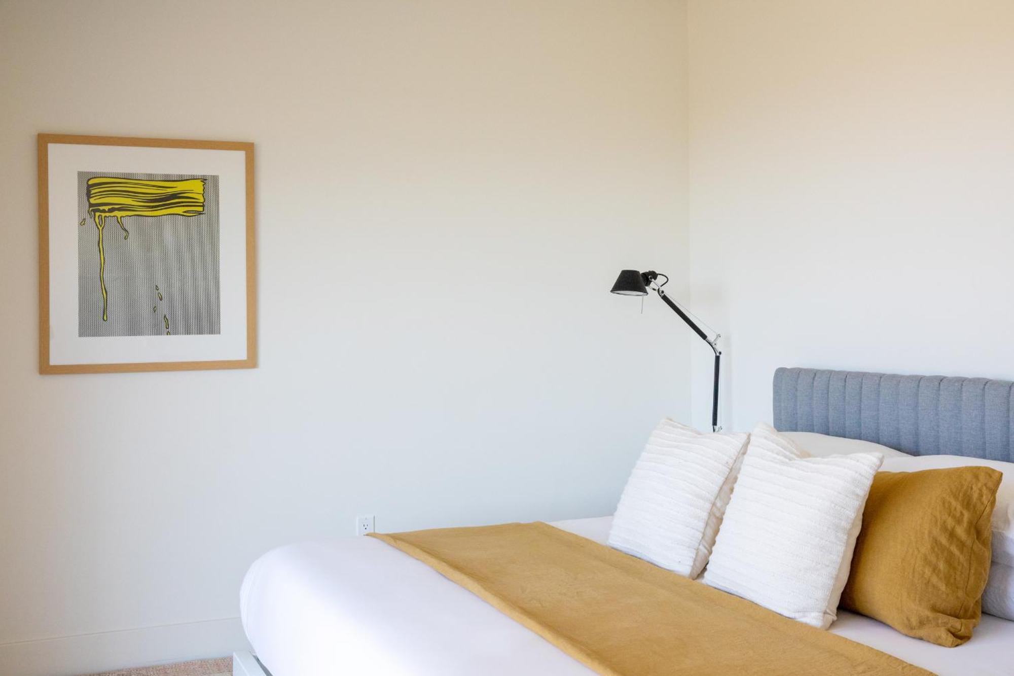 The Bungalows By Homestead Modern Joshua Tree Room photo