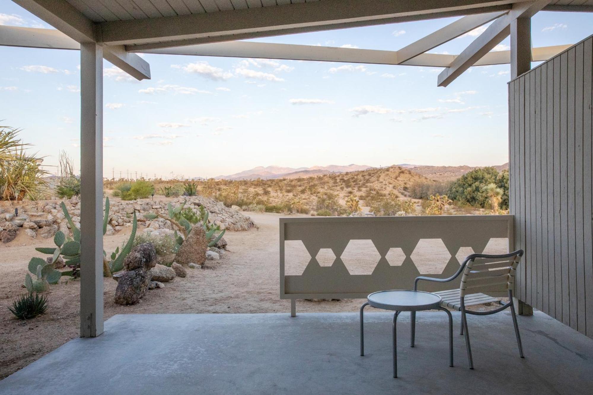 The Bungalows By Homestead Modern Joshua Tree Room photo
