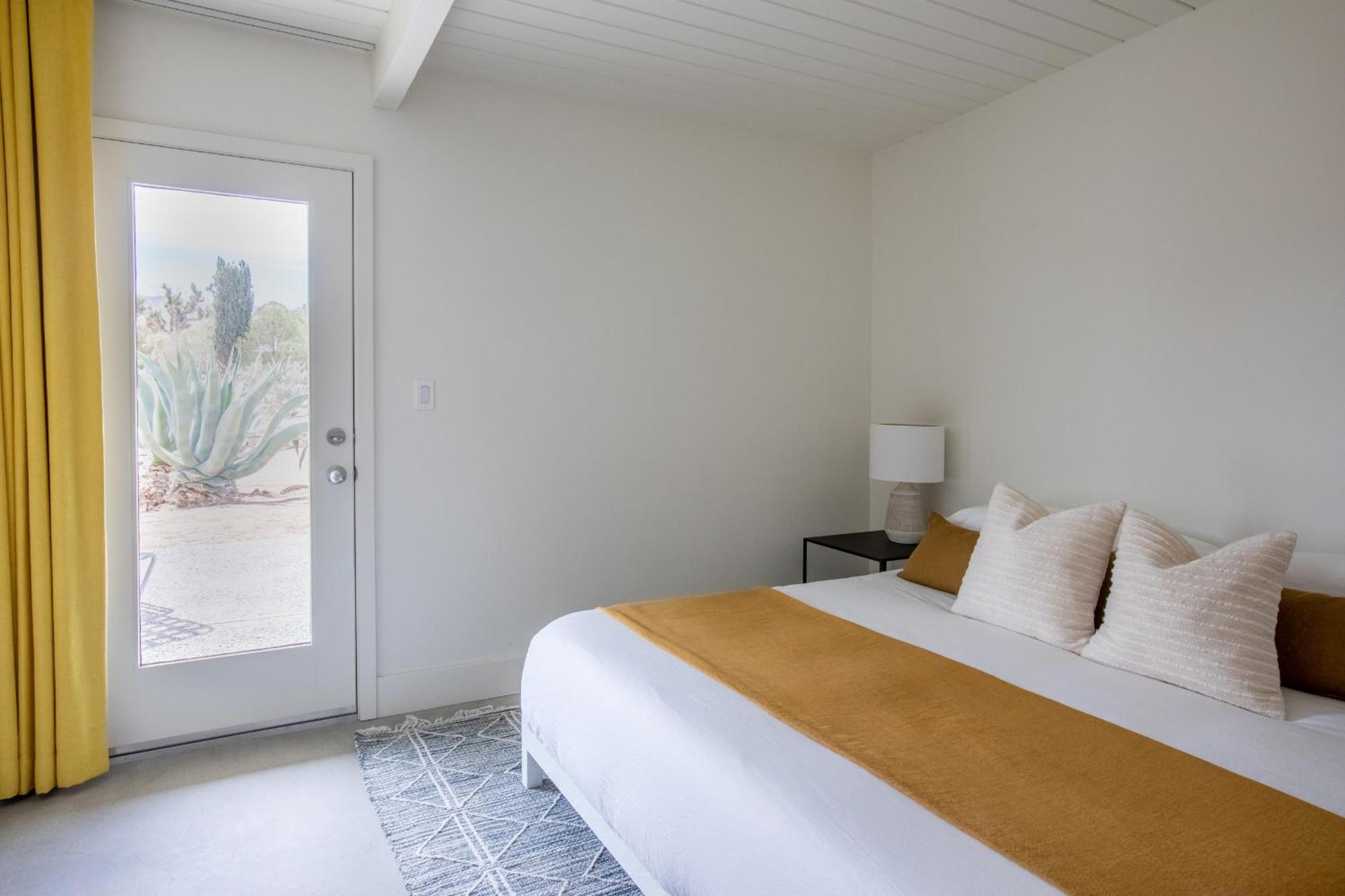 The Bungalows By Homestead Modern Joshua Tree Room photo