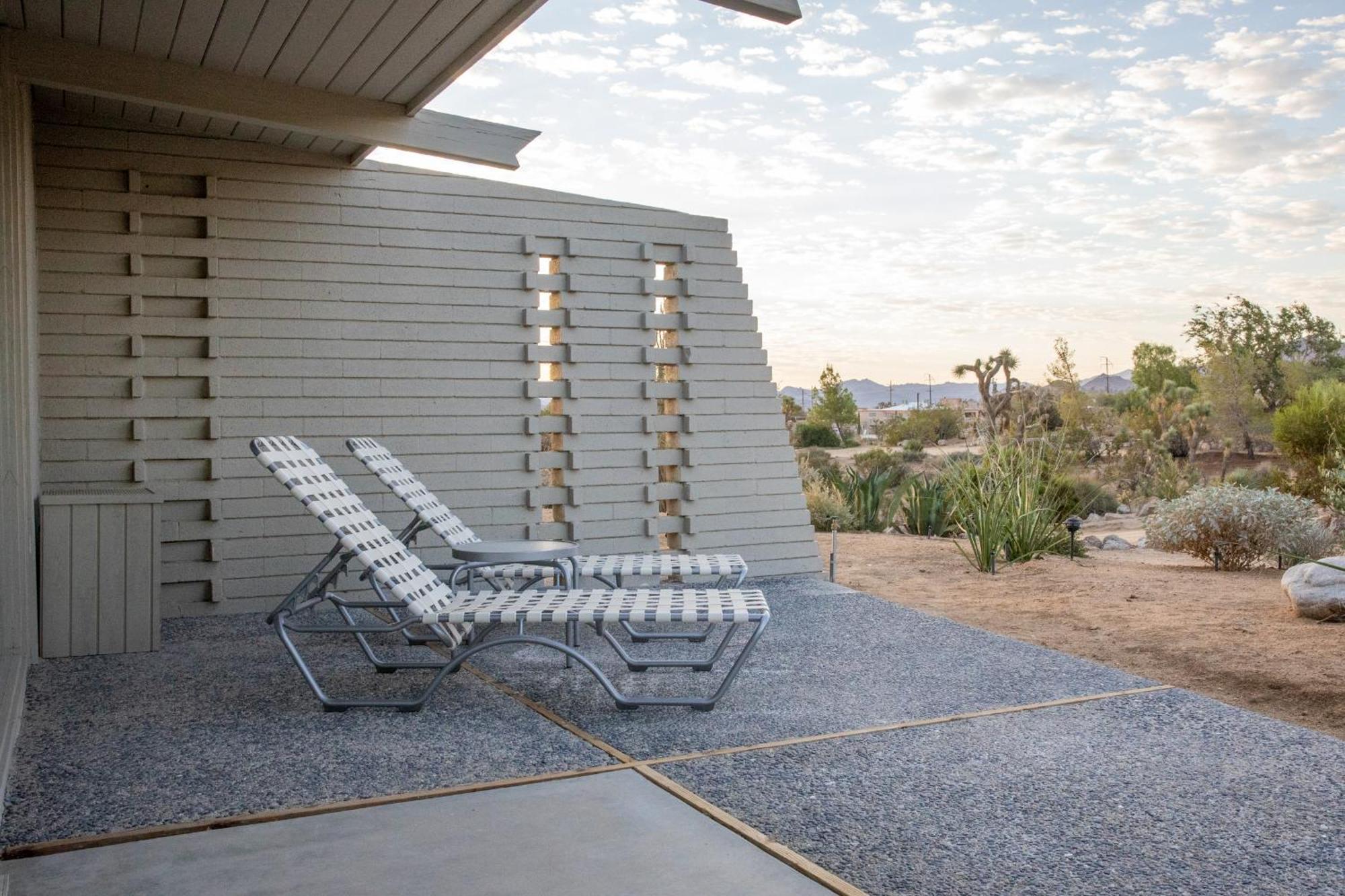 The Bungalows By Homestead Modern Joshua Tree Room photo