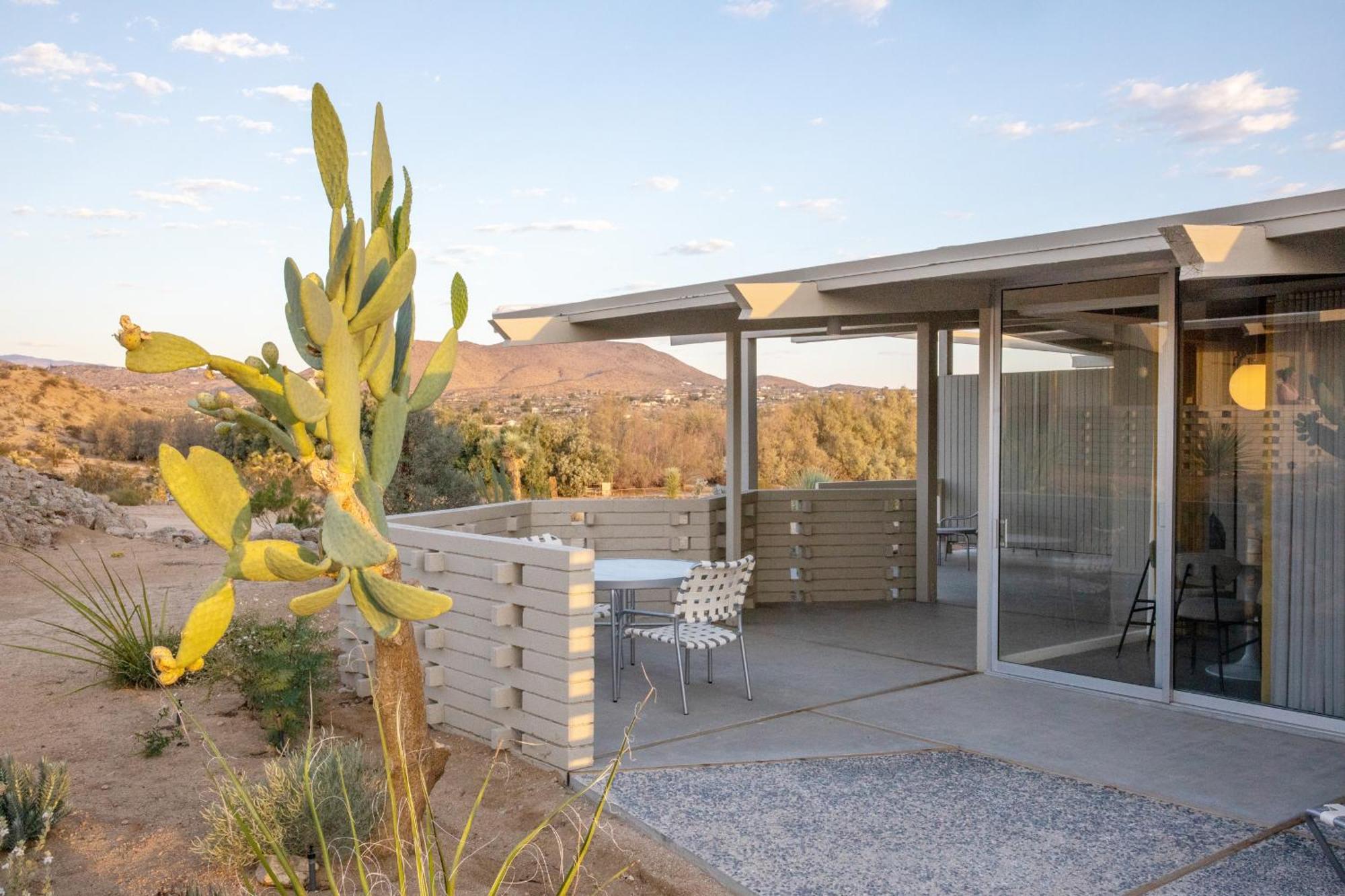 The Bungalows By Homestead Modern Joshua Tree Room photo