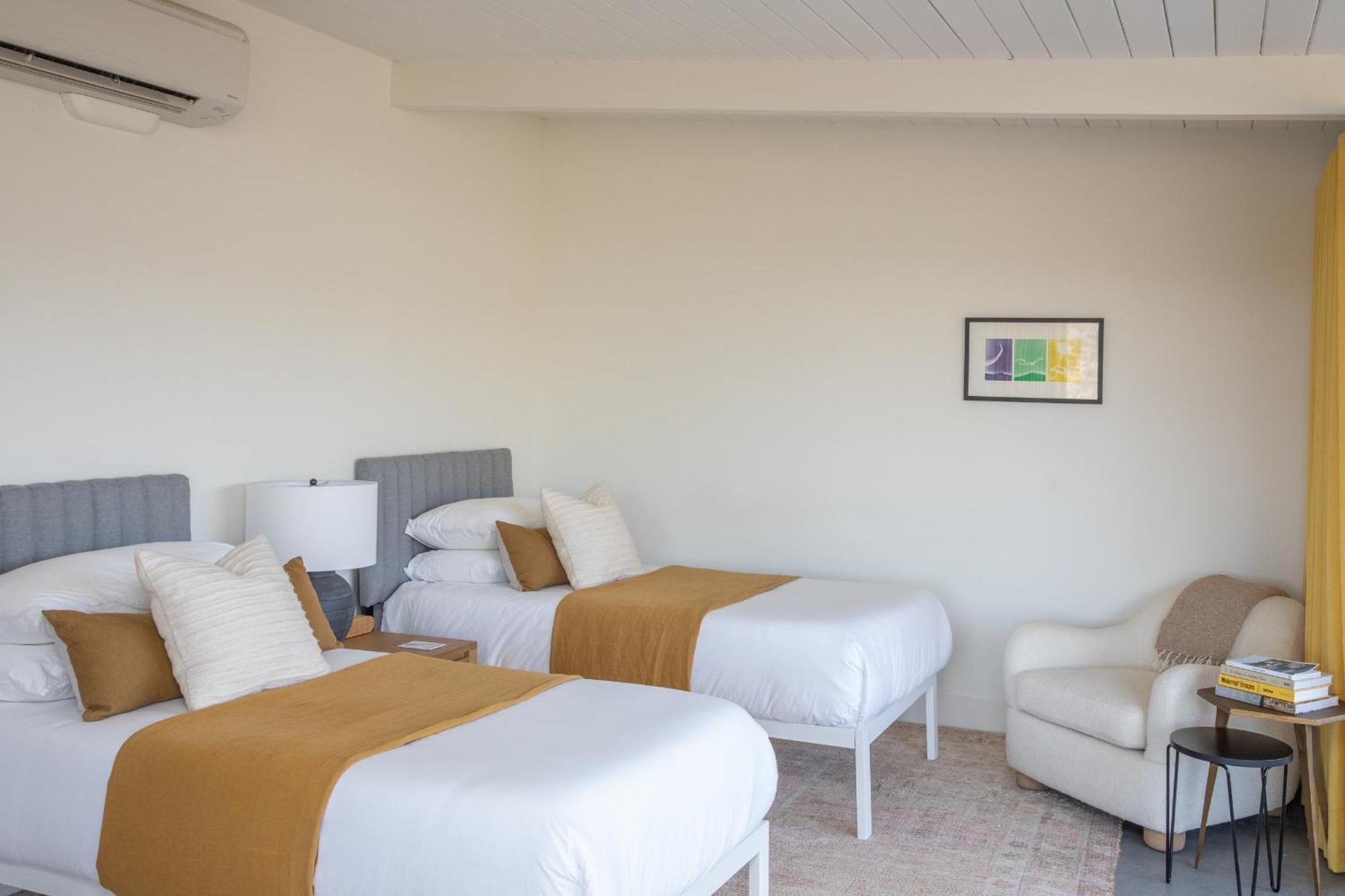 The Bungalows By Homestead Modern Joshua Tree Room photo