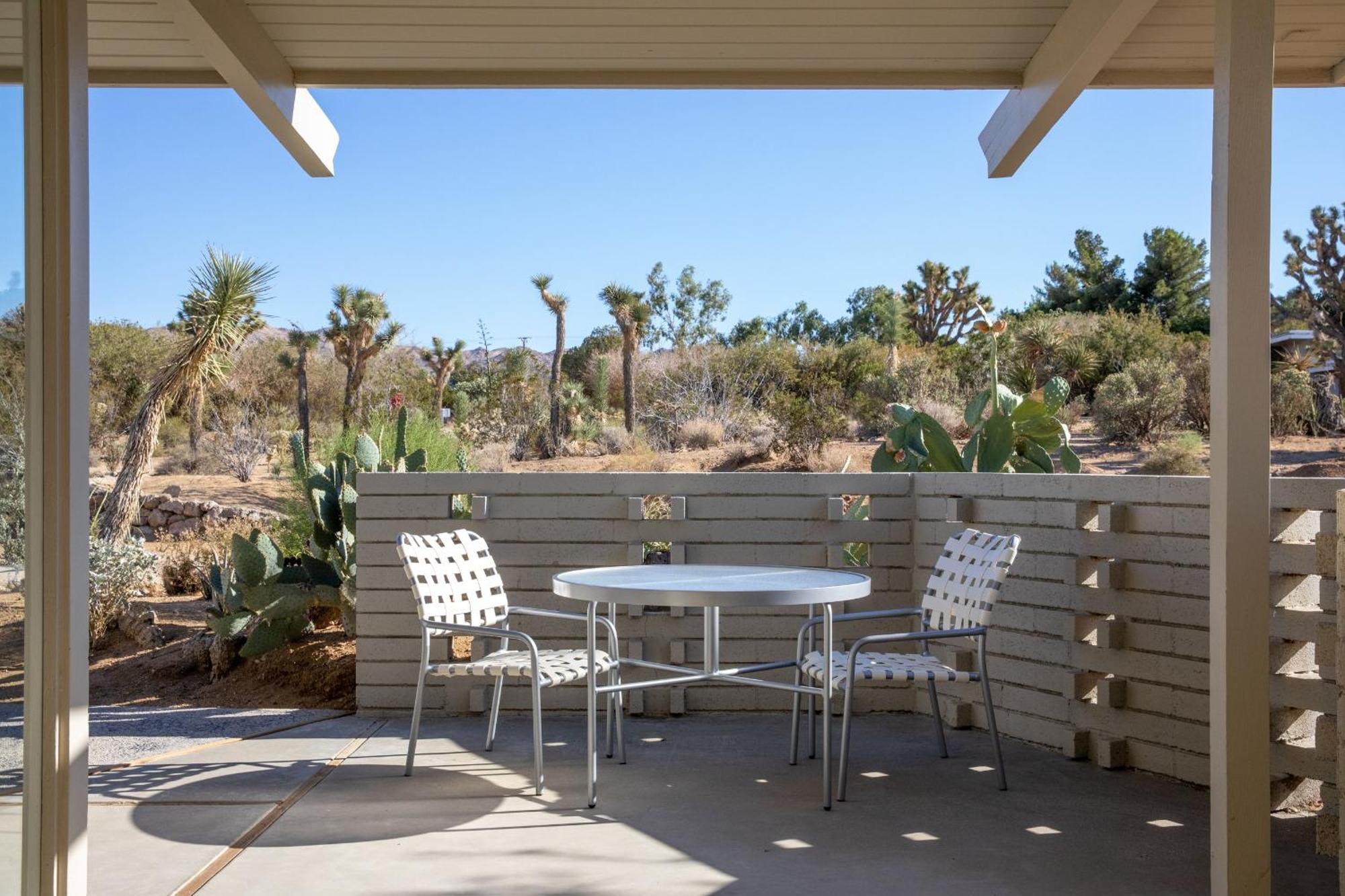 The Bungalows By Homestead Modern Joshua Tree Room photo