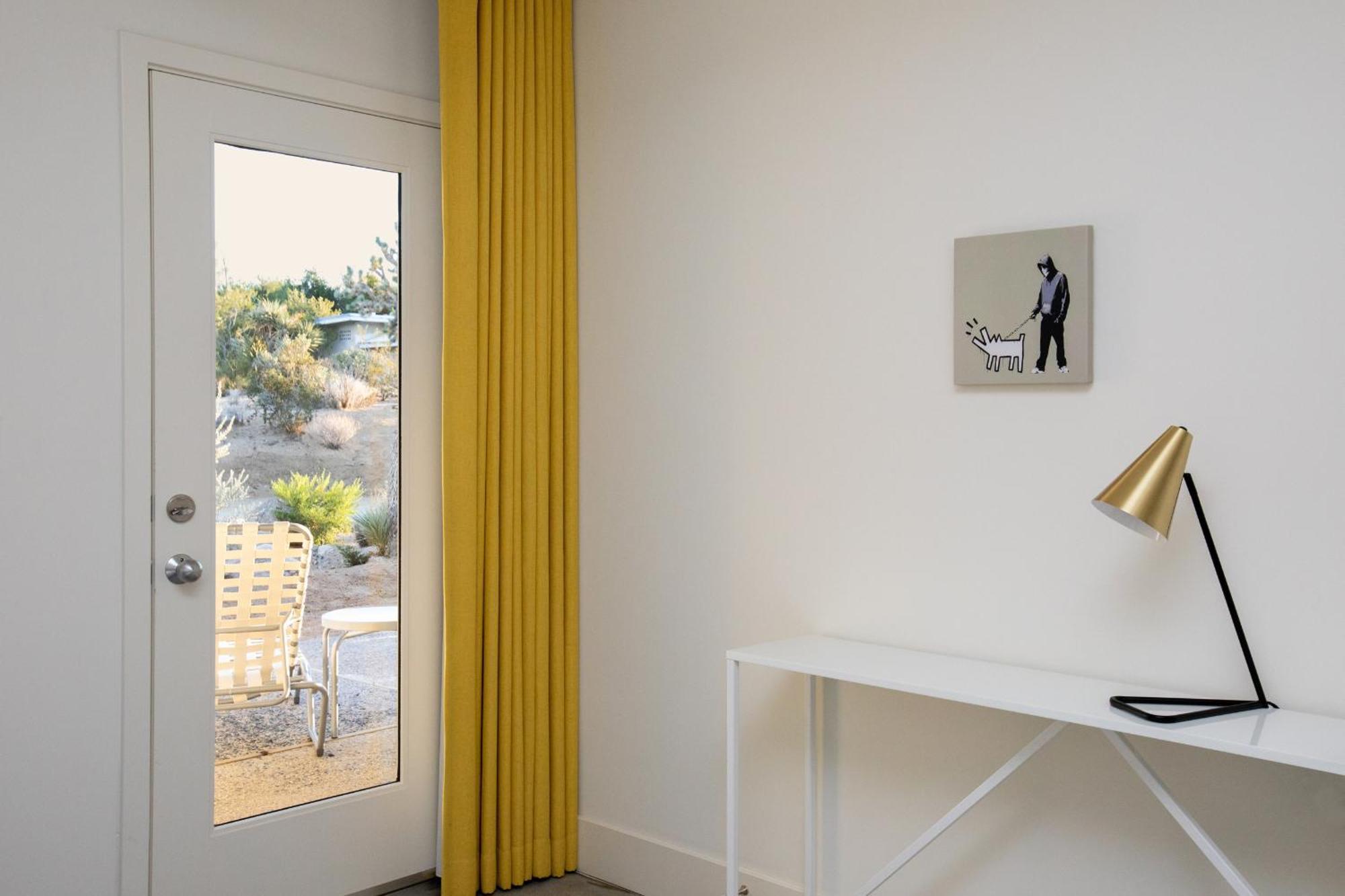 The Bungalows By Homestead Modern Joshua Tree Room photo