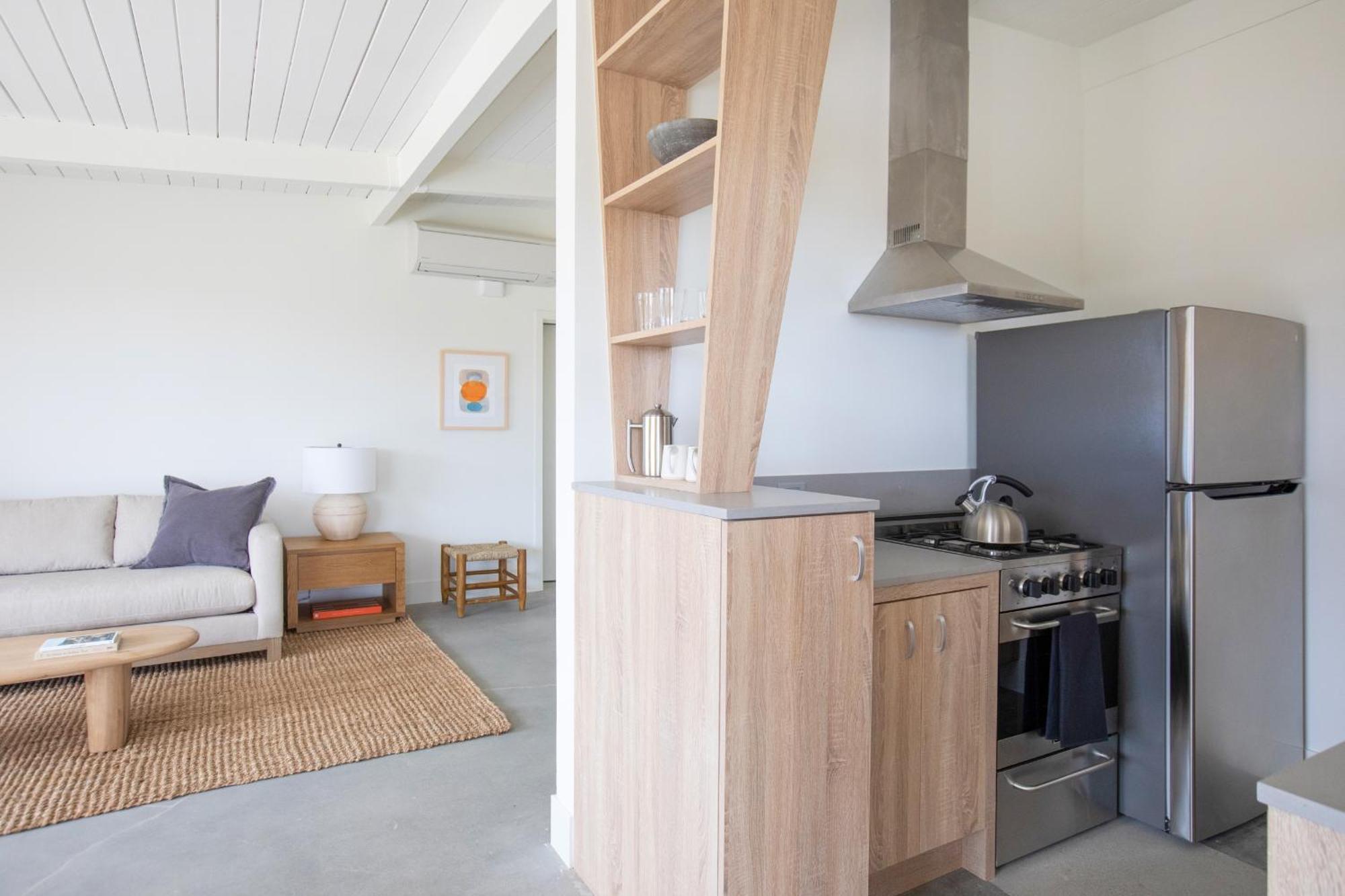The Bungalows By Homestead Modern Joshua Tree Room photo